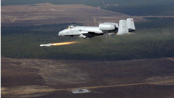A-10疣猪攻击机发射AGM-65小牛空对地导弹(16:9)