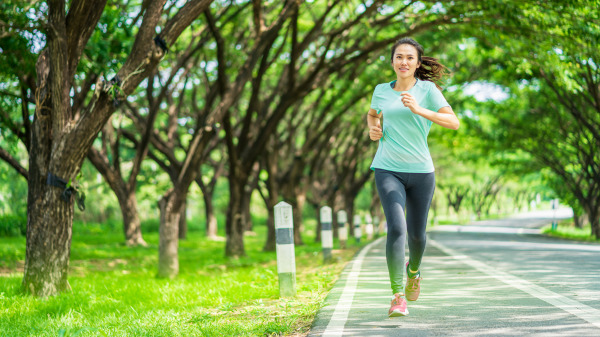 一 個女人在戶外運動跑步