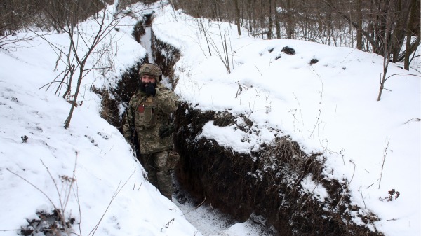 2022年1月21日，在卢甘斯克东部地区佐洛特村附近，一名乌克兰军人站在与亲俄分离分子的前线战壕。（图片来源：ANATOLII STEPANOV/AFP via Getty Images）