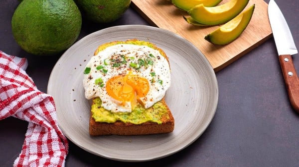 早餐面包鸡蛋和酪梨