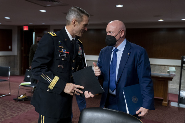 图为2021年3月25日，美军特种作战司令理查德・克拉克将军（Gen. Richard D. Clarke，左）和参议员马克・凯利（Mark Kelly ，右）在一次国会听证会后交谈。（图片来源：Andrew Harnik-Pool/Getty Images）
