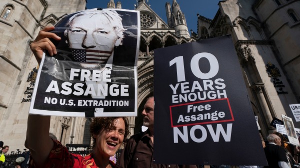  支持者聚集在外面，高等法院于 2021 年 8 月 11 日在英国伦敦的 Chancery Lane 皇家法院审理美国对引渡维基解密创始人朱利安・阿桑奇的上诉。
