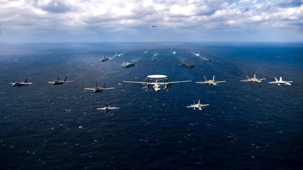 2022年1月22日，分配给航母航空队（CVW）2和CVW9的飞机飞越菲律宾海。作为美国太平洋舰队的一部分，分配到卡尔-文森号和林肯号航母攻击群、埃塞克斯号和美洲号两栖战备群以及日本海上自卫队的部队在行动。（图片来源：US Navy/CC BY 2.0）