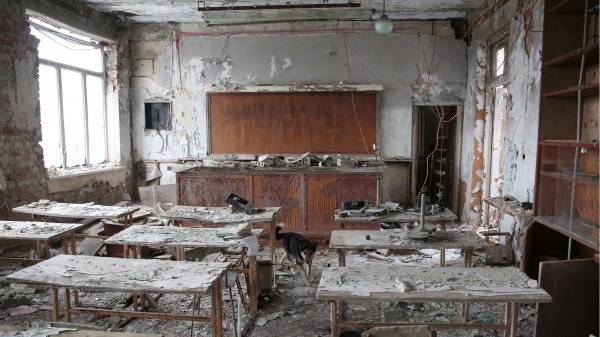  2022年1月25日，烏克蘭東部的佩斯基村，在靠近前線的一所學校被毀壞的教室裡。（圖片來源：ANATOLII STEPANOV/AFP via Getty Images)(16:9)