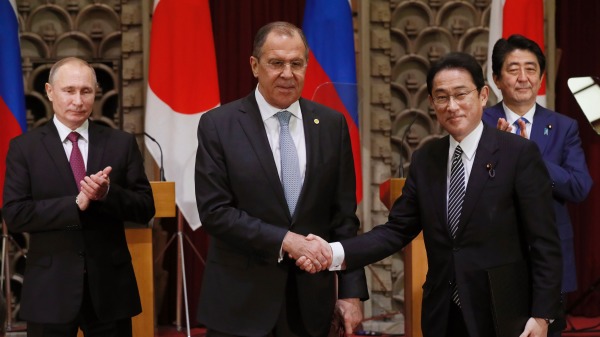 在俄罗斯总统普京（左一）对日本进行为期两天的正式访问期间，俄罗斯外长拉夫罗夫（左二）与当时的日本外相岸田文雄（现任日本首相，左三）交换签署协议后握手。时任日本首相安倍晋三（右一）出席了仪式。