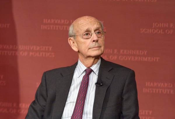 图为2015年11月6日，美国最高法院大法官斯蒂芬．布雷耶（Stephen Breyer）在哈佛大学的约翰・肯尼迪政府学院出席论坛活动。（图片来源：Paul Marotta/Getty Images）