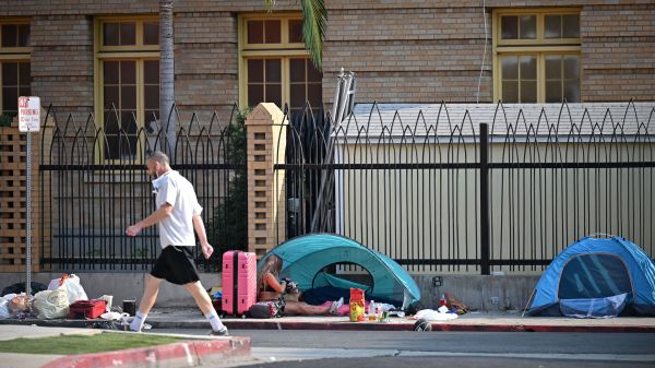 2021年9月24日，美国洛杉矶好莱坞的街头，有无家可归者在人行道上搭帐篷度日。