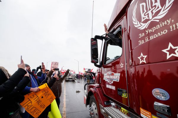 2022年1月27日，加拿大安大略省多倫多郊外的高速公路立交橋附近，民眾舉聲援參與自由車隊的卡車司機。