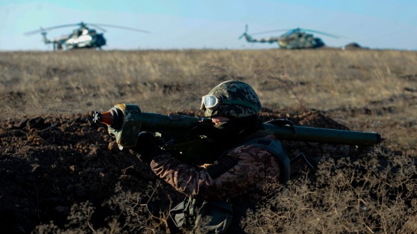 乌克兰军队在乌克兰东部进行军事演习。
