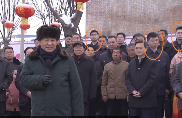 中國新年前夕，習近平赴考察，保鏢藏身於群眾中。（圖片來源：視頻截圖）