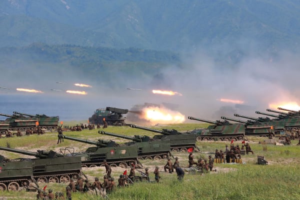 朝鮮人民軍 (KPA) 人員在朝鮮未公開地點進行目標打擊演習期間發射了火箭。