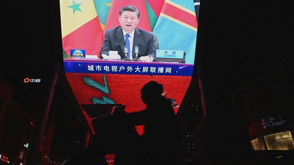 2021年11月11日，北京一個商場內的大屏幕正在播放習近平在中共十九屆六中全會上講話的新聞。