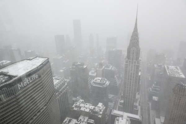 2022年1月29日，暴风雪袭击美国东海岸的10个州，图为纽约市笼罩在暴风雪中。（图片来源：Alexi Rosenfeld/Getty Images）