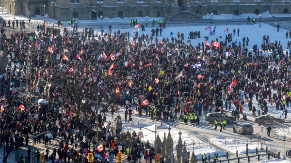  2022年1月29日，加拿大人在渥太華國會山前聚集抗議政府強制疫苗令，以支持卡車司機的“2022自由車隊行”。 （圖片來源：LARS HAGBERG/AFP via Getty Images）