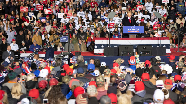 前美国总统川普（特朗普，Trump）在德克萨斯州举行“拯救美国”集会，受到大批民众的热烈欢迎。