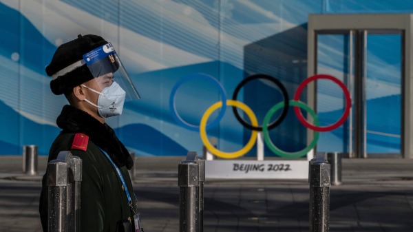2022年1月29日，一名警察在北京奥林匹克公园的主媒体中心附近站岗。