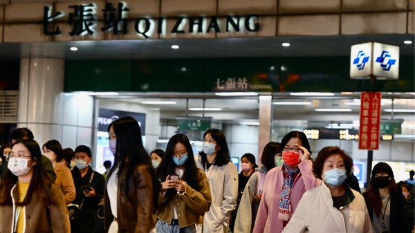 2022年1月3日，台灣東部沿海發生強烈地震，首都台北感受到震動，通勤者從新北市新店的捷運(MRT)車站出來
