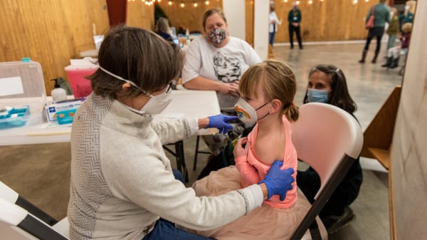 6岁的科琳娜．辛普森（Corrina Simpson）在接种辉瑞COVID-19疫苗