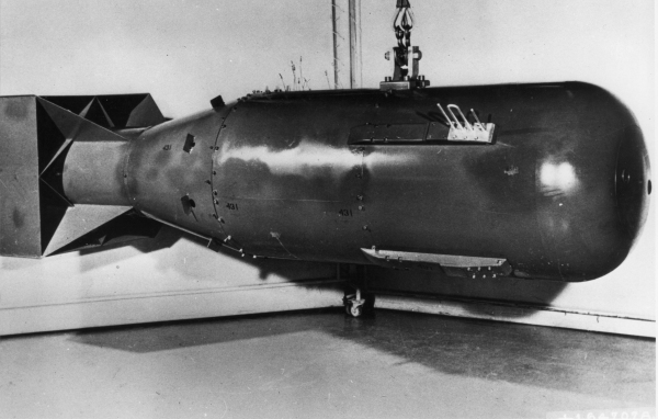1945年8月在日本广岛投下的“小男孩”核武器的战后复制品。