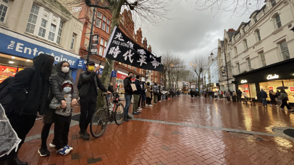 1月2日，超过500名来自英国各地的香港人在雷丁（Reading）筑起人链，声援香港记者。（图片来源：自由亚洲电台）