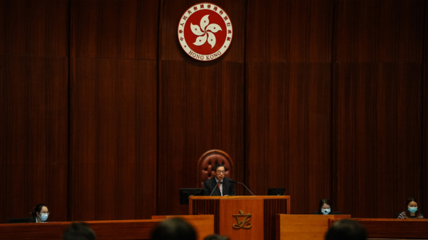 香港立法会议事大厅的区徽已经被国徽取代，并将长期悬挂。（图片来源：Getty Images）