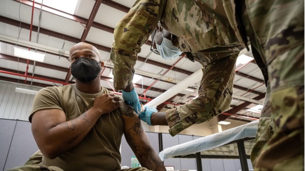 2021年9月9日，在肯塔基州諾克斯堡美軍基地，一名美國士兵注射了 COVID-19 疫苗。（圖片來源：Jon Cherry/Getty Images）