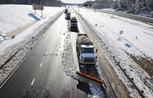 2022年1月4日，美國弗吉尼亞州境內95號州際公路的一段約50英里路段上因為一天前的特大暴風雪造成的嚴重塞車情況已經得到解決。（圖片來源：Chip Somodevilla/Getty Images）
