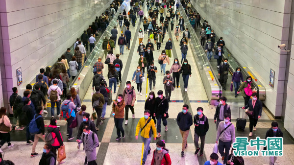 香港特首林鄭月娥宣布將於1月7日起實施收緊社交距離措施。圖為香港地鐵中環站熙攘的人流。（圖片來源：龐大衛/看中國）