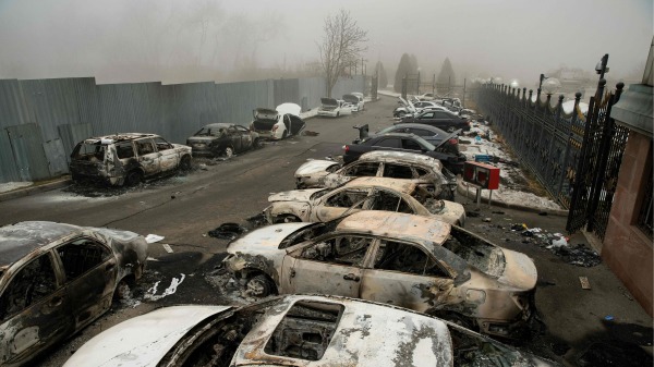 1月6日，哈薩克斯坦阿拉木圖市中心的一個停車場內燒燬的汽車。
