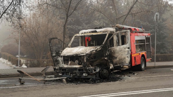1月6日，哈薩克斯坦阿拉木圖市中心一輛燒燬的消防車。