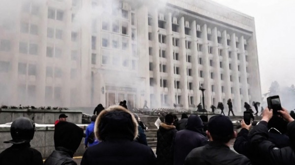 抗議者衝進哈薩克斯坦最大城市阿拉木圖的市政廳，因為能源價格上漲導致中亞國家史無前例的動盪失控。