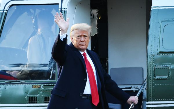 图为2021年1月20日，川普总统准备乘坐“海军一号”直升飞机离开白宫，卸任总统职务。（图片来源：MANDEL NGAN/AFP via Getty Images）