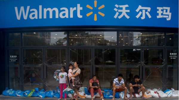 中国广东省的一家沃尔玛商店门口。（图片来源：NICOLAS ASFOURI/AFP via Getty Images） 
