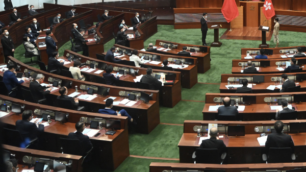 2021年1月3日，新一届的立法会议员首次在特首林郑月娥监督下，于中共国徽下宣誓。