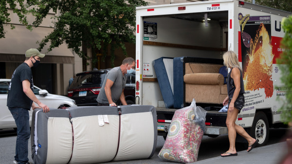 紐約市戴著口罩的人們將傢俱裝入優豪（U-Haul）的搬家卡車準備離開
