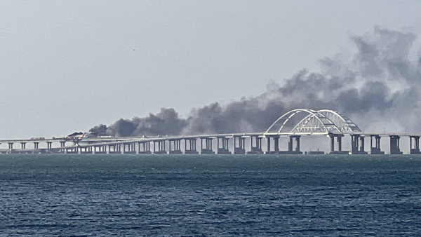 连接克里米亚和俄罗斯大陆的刻赤（Kerch）大桥爆炸起火，冒出滚滚黑烟。