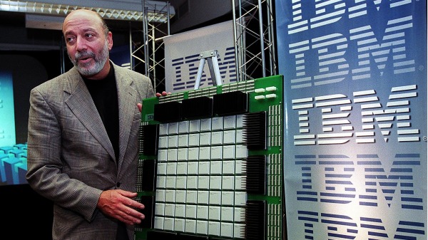 IBM 研究部高級副總裁 Paul M. Horn 於 1999 年 12 月 6 日在紐約舉行的新聞發布會上宣布了一項為期五年、耗資 1 億美元的計劃，以建造一台超級計算機來模擬體內蛋白質的構建. Horns 站在一個包含 64 個 1 gigaflop 芯片的板模型旁邊，使其能夠每秒進行 1 萬億次運算。超過 1000 塊這樣的電路板將組成新計算機，綽號為“藍色基因”，每秒可進行超過 1 萬億次操作，比台式 PC 的功能強大約 200 萬倍（STAN HONDA/AFP via Getty Images）