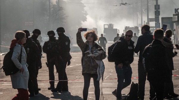 2022年10月17日，烏克蘭官方宣稱基輔遭到俄羅斯發射的伊朗無人機襲擊事件後，一名當地居民在街上拍照。