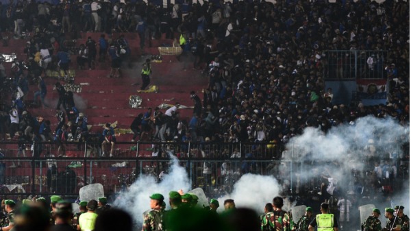 2022年10月1日晚些时候，印度尼西亚的一个足球场发生踩踏事件，至少有 127 人死亡，当时球迷闯入球场，警方用催泪瓦斯回应。
