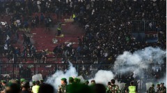 人踩人狂逃畫面曝印尼足球賽爆衝突已至少127死(圖)