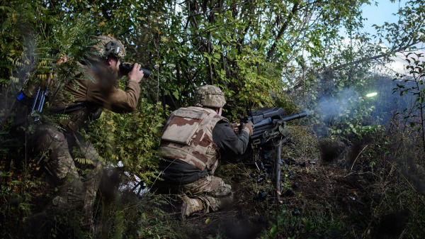 俄罗斯入侵乌克兰战争期间，在乌克兰顿巴斯顿涅茨克（Donetsk）地区前线，乌克兰第5突击步兵团的一名士兵在距离敌军阵地不到800米的地方，用美国制造的MK-19自动榴弹发射器向俄罗斯军队开火。