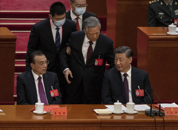 2022年10月22日，中共二十大閉幕式上，胡錦濤被工作人員帶離會場。（圖片來源：Lintao Zhang/Getty Images）