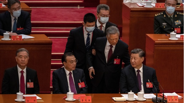 2023年10月22日，中共二十大闭幕会议期间胡锦涛被“离场”前与习近平交谈。