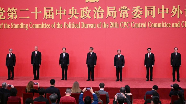 10月23日，“当选”为新一届中共常委的习近平、李强、赵乐际、王沪宁、蔡奇、丁薛祥和李希等一起亮相。