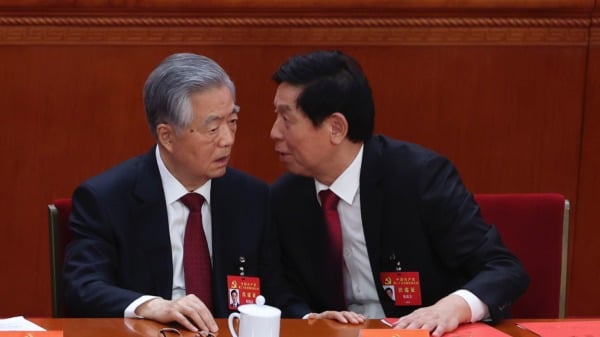  2022年10月22日，中共中央政治局常委栗戰書（右）在中共二十大閉幕式上與中國前國家主席胡錦濤（左）交談。（圖片來源：Lintao Zhang/Getty Images）