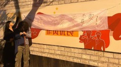 中共20大閉幕日上海倆女子舉橫幅遊行(組圖)