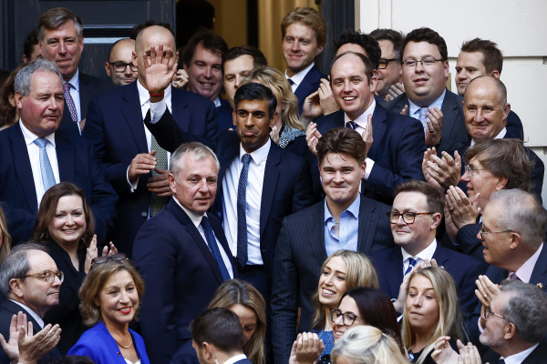 2022年10月24日，苏纳克抵达英国伦敦的保守党总部时挥手致意。