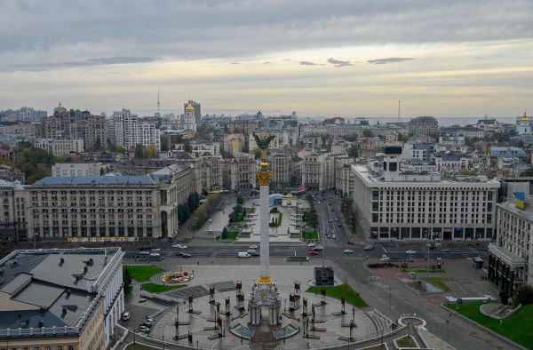 图为2022 年 10 月 19 日，乌克兰首都基辅的独立广场和城市天际线的全景图。冬天临近，俄罗斯开始对基辅和乌克兰各大城市的发电厂、关键能源基础设施发动袭击，并造成平民死亡。（图片来源：BULENT KILIC/AFP via Getty Images）