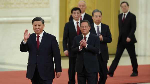 2022年10月23日，习近平（左一）代领中共最高权力机构中央政治局的新一届常委出来与媒体见面。（