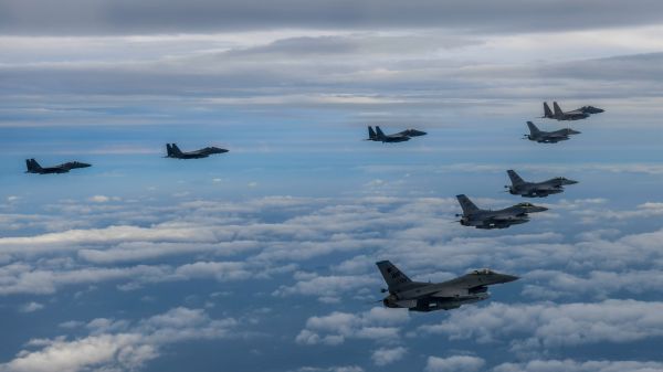 图为2022 年 10 月 4 日韩国国防部发布的照片，显示韩国空军 F-15K战斗机和美国空军 F-16 战斗机在朝鲜半岛上空飞行，以回应早些时候朝鲜发射的中程弹道导弹 (IRBM)。